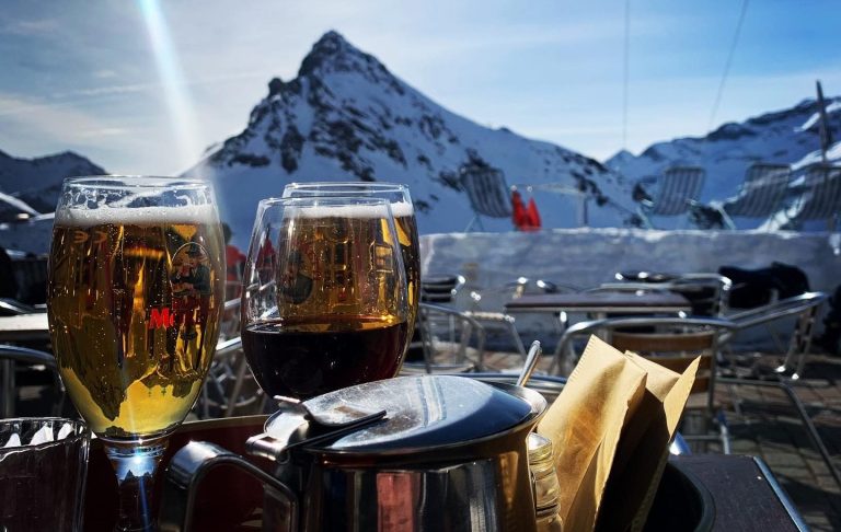 ölen och kaffet på bordet med snöklädda berg i bakgrunden