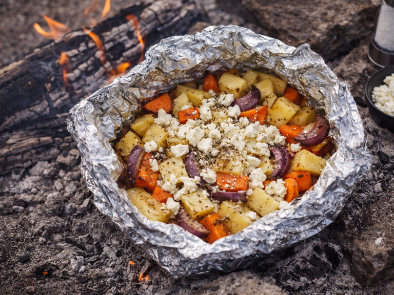 Grillad grönsaksblandning med potatis, morötter och lök i aluminumfolie.