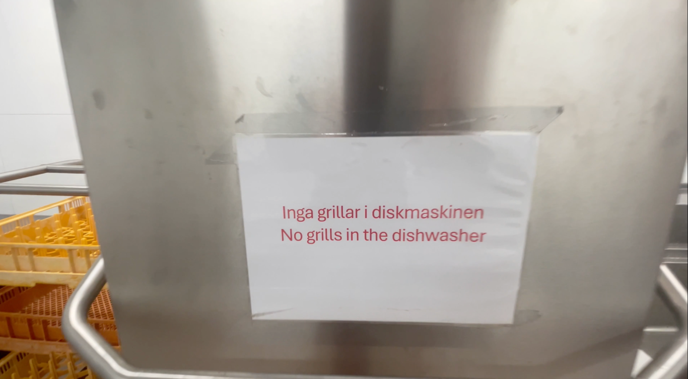 Rolig Skyllt/Lapp Skylt på en behållare med texten "Regler för disk och renhållning".