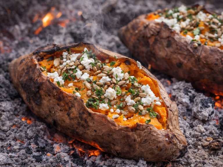 Bakade sötpotatisar fyllda med fetaost och örter.