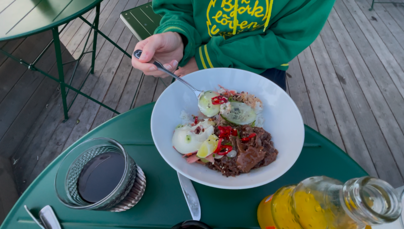 Algots på Udden Skål med mat, äpplen, grönsaker, och dryck på ett grönt bord.