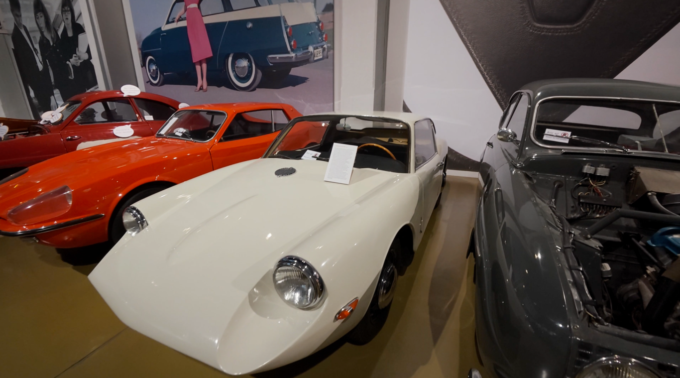 Saab Sonett Tre klassiska sportbilar i olika färger, inklusive en vit bil i framkant.