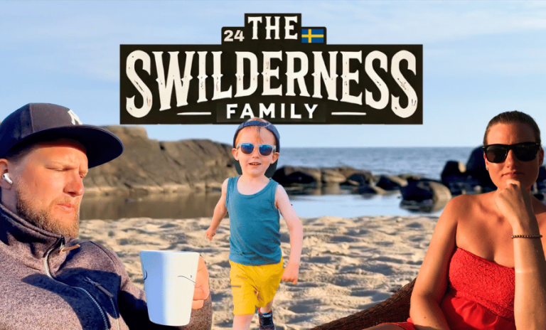 Familj på en strand, man med kopp, barn i badkläder och kvinna i solglasögon.