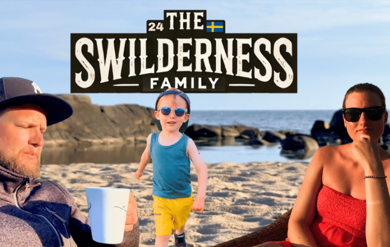 Familj vid stranden; en pojke leker, vuxna sitter och njuter av utsikten.