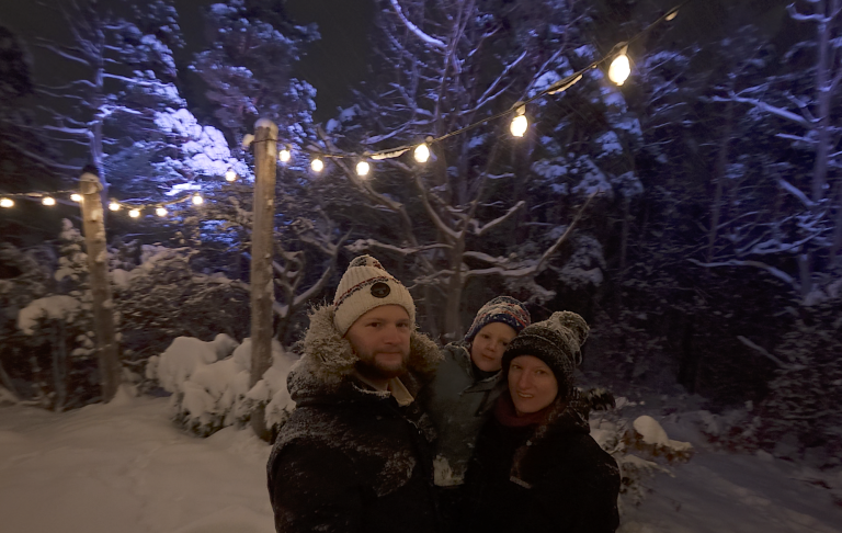 Klar blå himmel och stenmur med gångstig vid ett fort vid havet.
