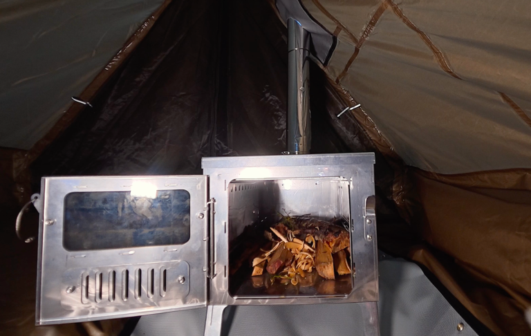 Bäddad tält med en ugn för värme inuti.