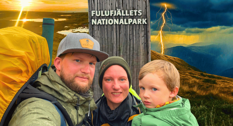 Bestiger fulufjällets nationalpark Familjemy selfie vid ingången till Fulufjället Nationalpark med vacker natur i bakgrunden.