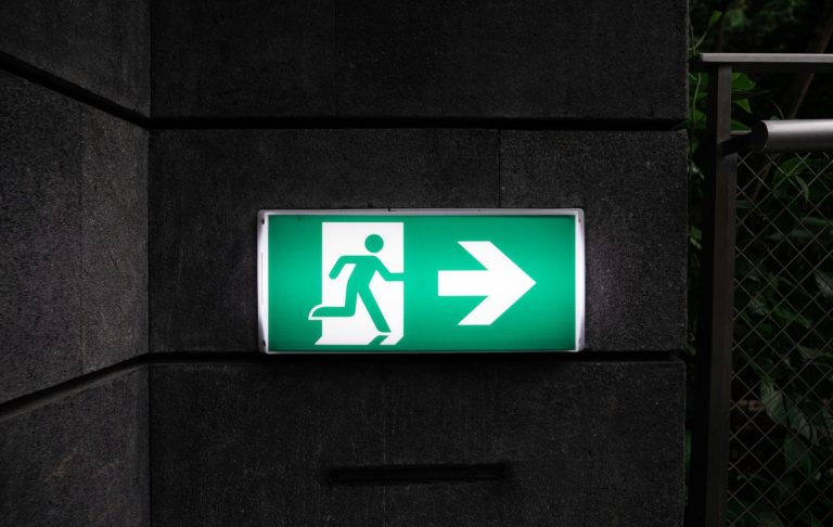 En vuxen och ett barn pekar mot en kanon vid vattnet.