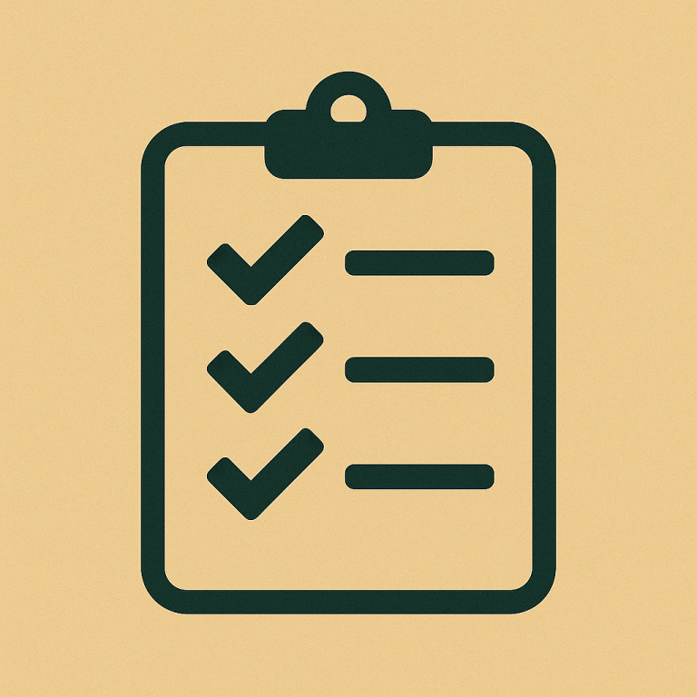 Grön checklista med tre bockade punkter på beige bakgrund.