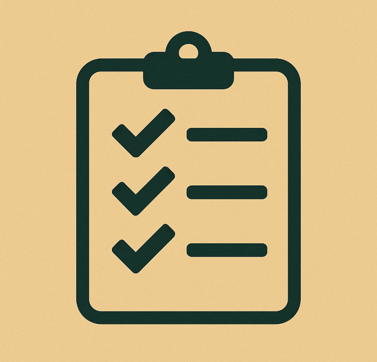 Grön checklista på en beige bakgrund med tre bockade punkter.