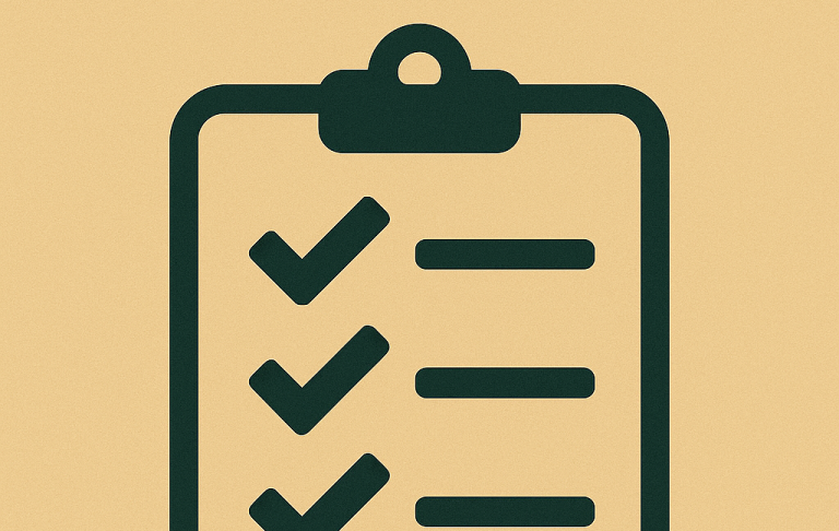 Svart checklista på en gul bakgrund med flera avbockade punkter.