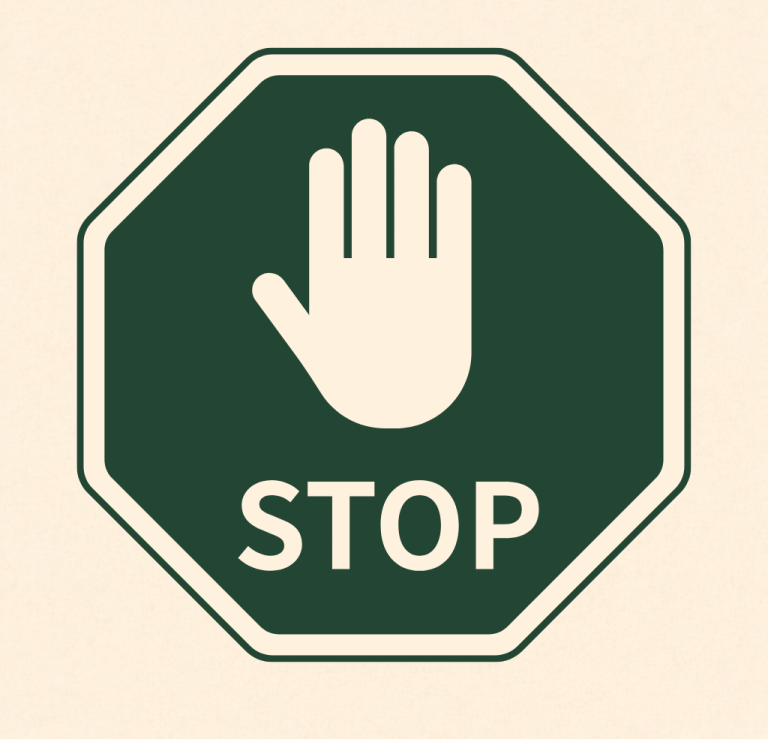 Grön åttkantig skylt med en hand och texten "STOP".