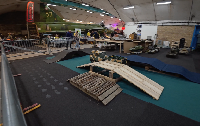 Pansarvagnar och bana på Hobby och Modell mässan 2026 Ramper och hinder, inomhus, för pansarvagnar och bandvagnar på Hobby och Modell mässan 2026