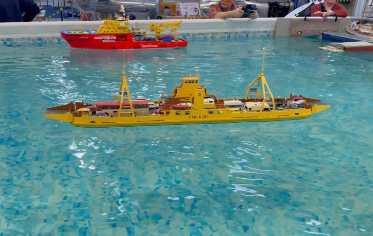 Radiostyrda båtar på Hobby och Modell mässan 2026 Gul modellbåt flyter på blått vatten i en bassäng.