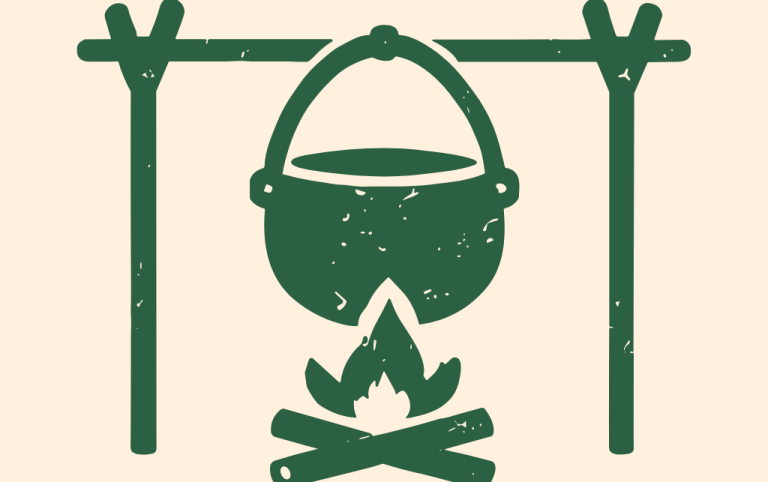 Laga mat över öppen eld Kittel över en eld, med grenar som stödjer den. Grön och vintageinspirerad design.