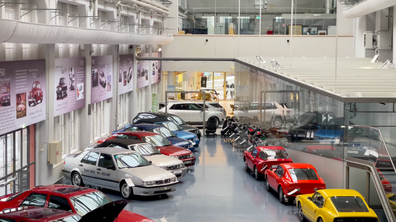 Bilsalongen Samling av olika bilar i en utställningshall med ljusa väggar och moderna detaljer.