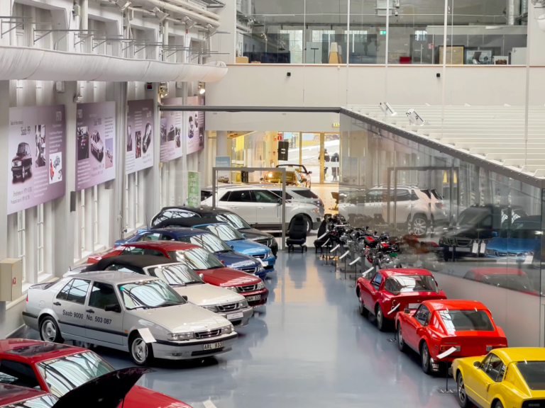 Utställning av flera sportbilar i en modern bilshowroom.