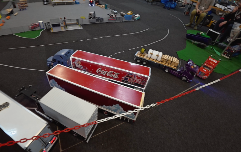 Radiostyrda Lastbilar på Hobby och Modell mässan 2026 Modellbilar och transporter på en bana med olika hinder och arrangemang.