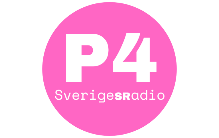 En silverfärgad megafon på en starkt orange bakgrund.