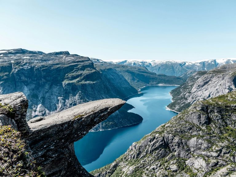 En dramatisk fjord med branta klippor och en vid utsikt över fjärran fjäll.