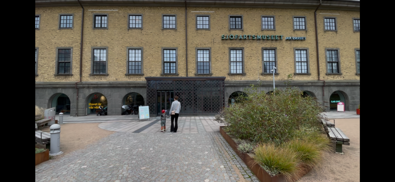 Entre till Sjöfartsmuseet Entrén till en byggnad med texten "Kulturhuset" och sommartäckta gångvägar.