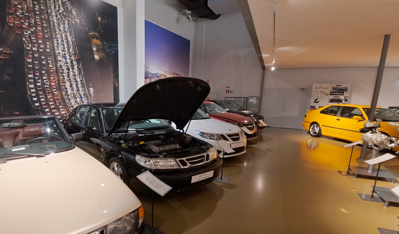 Bilsalongen Saab bilar Flera bilar i ett bilutställningsrum med en öppen motorhuv.