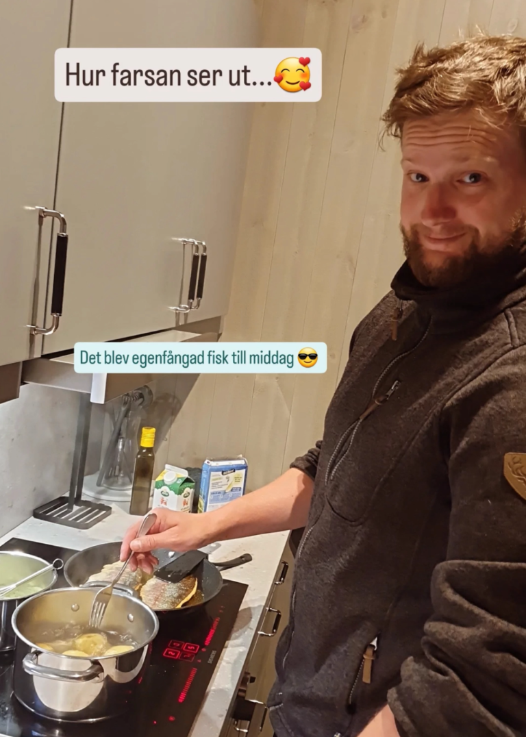 Klar blå himmel och stenmur med gångstig vid ett fort vid havet.