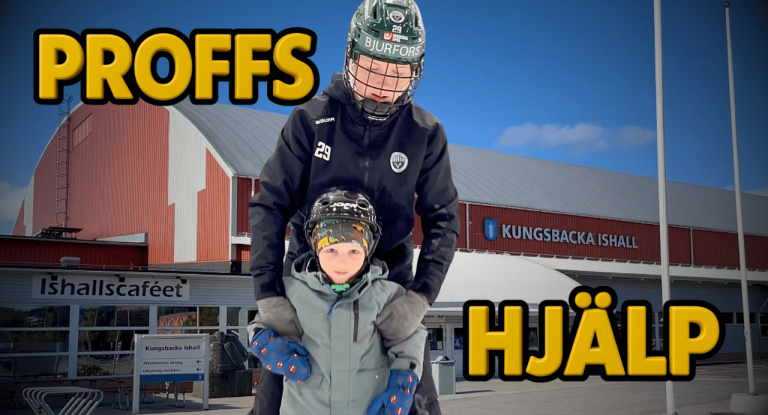 Felizia Wikner och Leo En hjälmförsedd vuxen ger stöd till ett barn utomhus vid en sportanläggning.