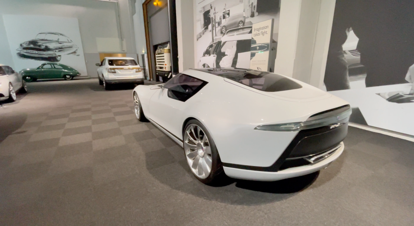 Saab Aero X Vit sportbil med futuristisk design, stående i en bilutställning.