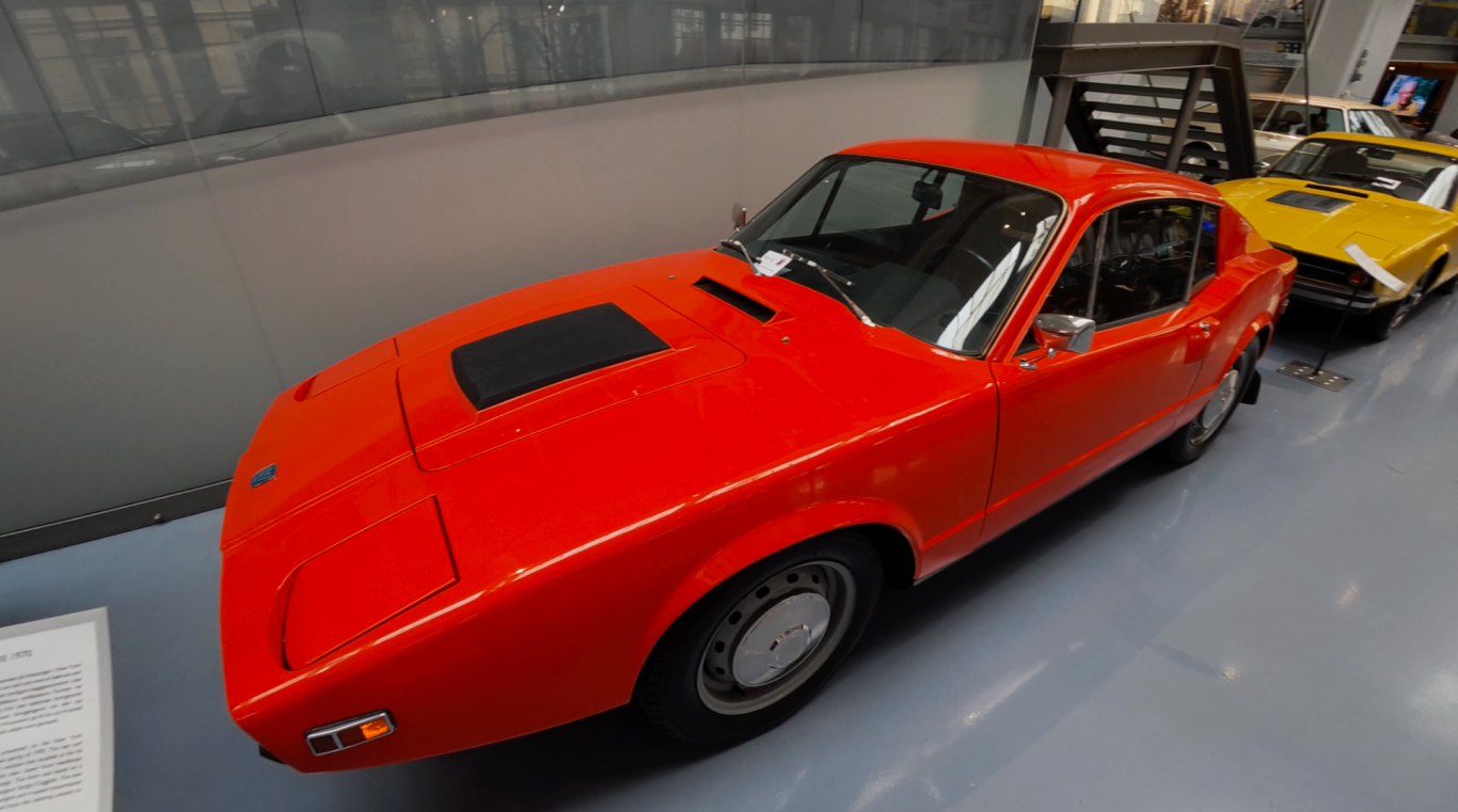 Saab Sonnet Röd sportbil med slät kaross och svart motorhuv.