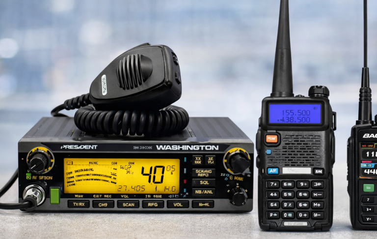 Svart radioapparat med mikrofon och bärbara radioenheter, med tydliga knappar och skärmar.