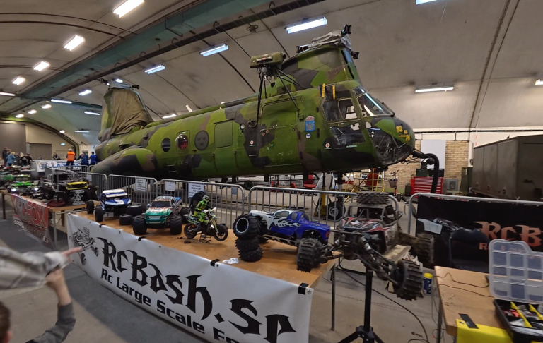 Aeroseums HKP4 på Hobby och Modell mässan 2026 Grön, stor modell av en helikopter placerad på ett bord med radiostyrda fordon.