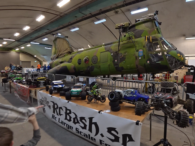 Gröna militärhelikoptern står på en monter med radiostyrda bilar.