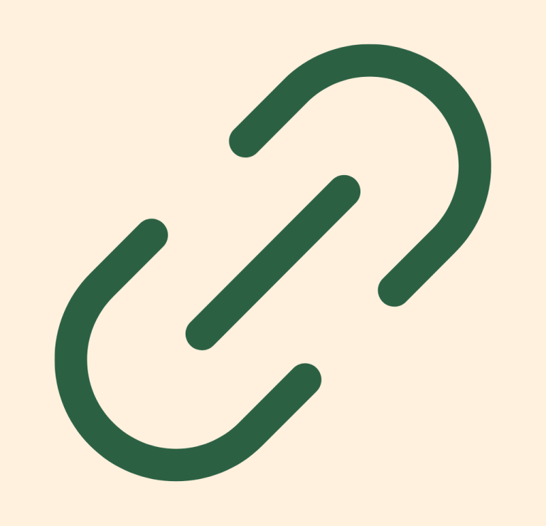 Barn som står framför en utställning med olika bilar i en bilmuseum.