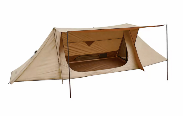 Beige tält med öppning och stångstöd, designat för utomhusbruk.